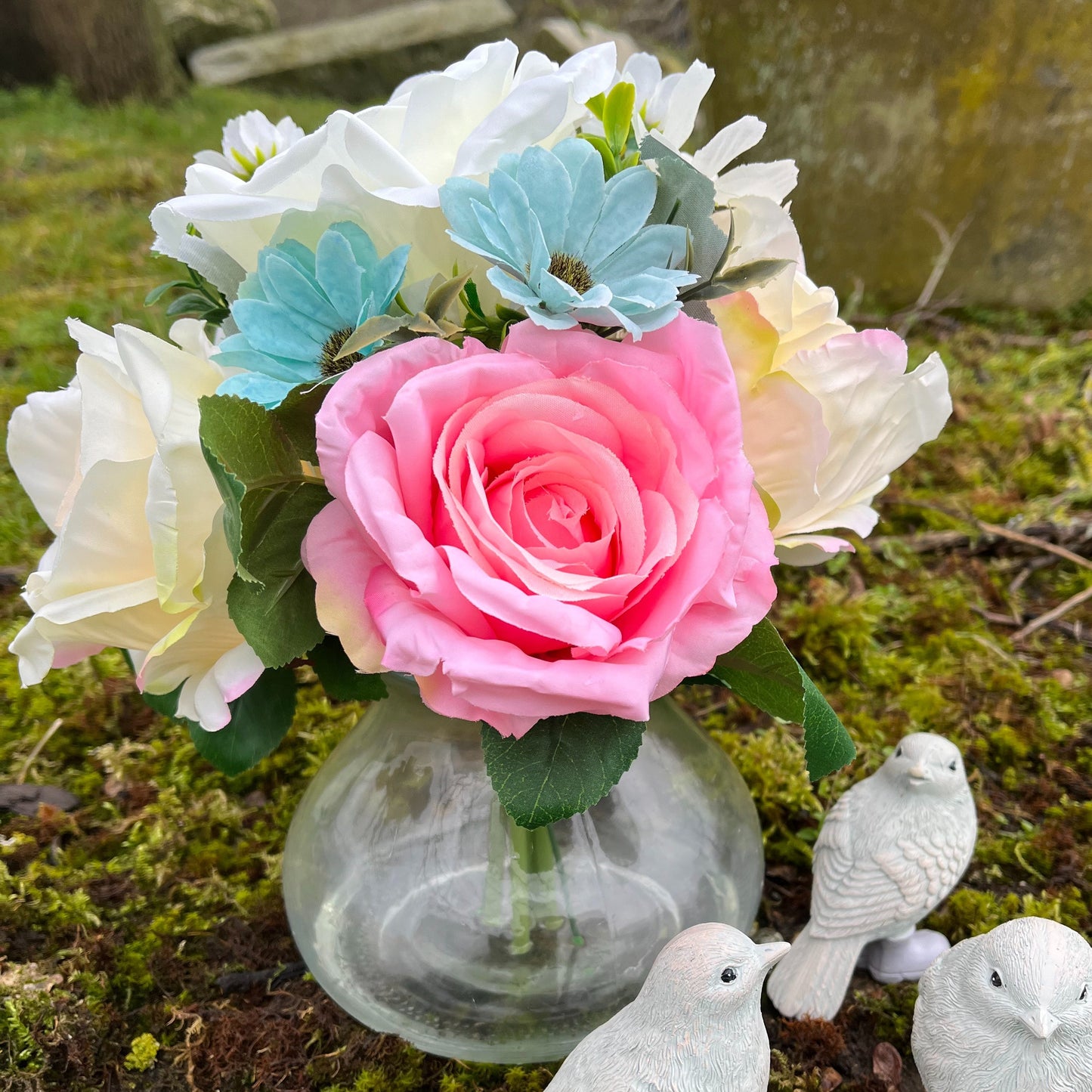 Jill Roses and Daisies in Glass Vase